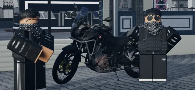 Sokakta iki oyuncu ve motosiklet